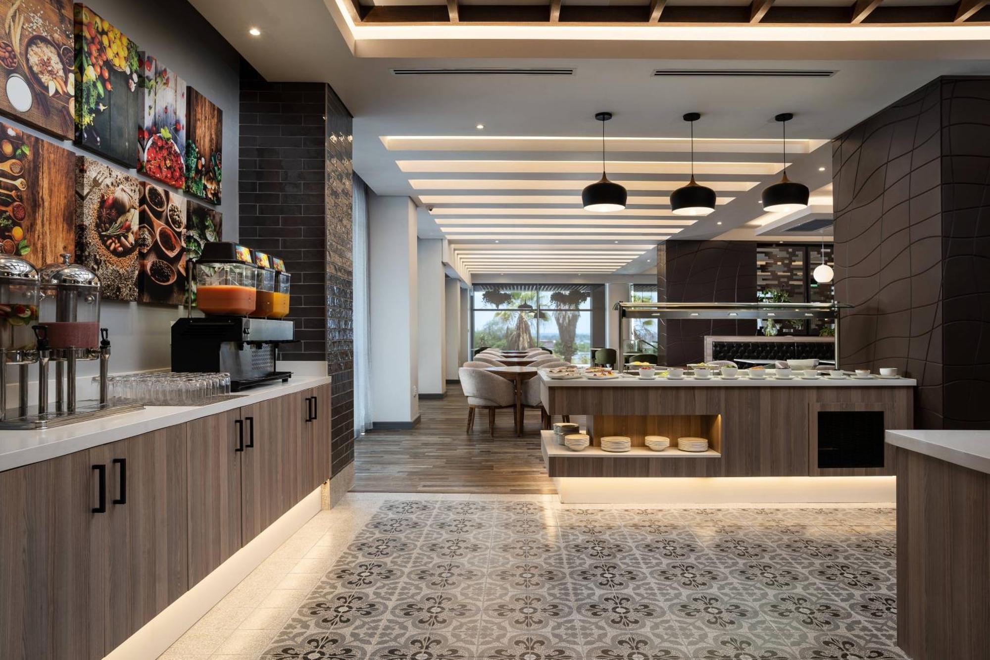 Protea Hotel By Marriott Johannesburg Wanderers Экстерьер фото