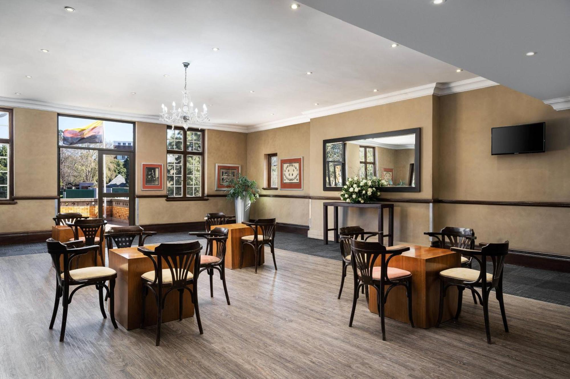 Protea Hotel By Marriott Johannesburg Wanderers Экстерьер фото